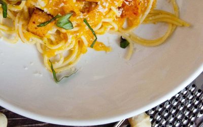 Makaron z sosem dyniowym, tofu i orzechami makadamia